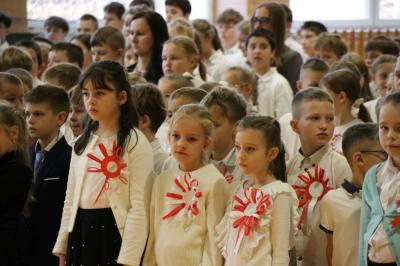 Uczniowie obserwują występ na scenie