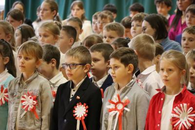 Uczniowie obserwują występ na scenie