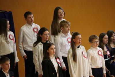 Występ uczniów na scenie