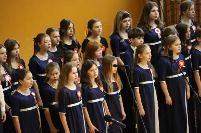 Występ uczniów na scenie