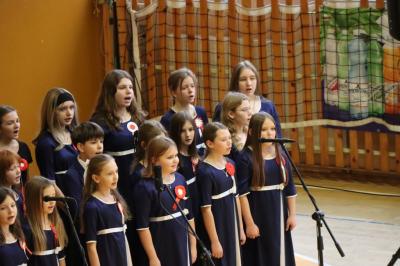 Występ uczniów na scenie