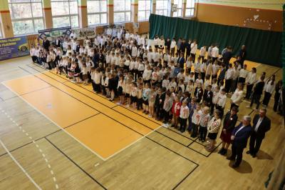 Uczniowie obserwują występ na scenie