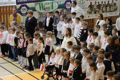 Uczniowie obserwują występ na scenie