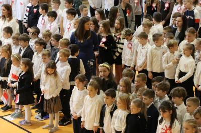 Uczniowie i zaproszeni goście obserwują występ na scenie