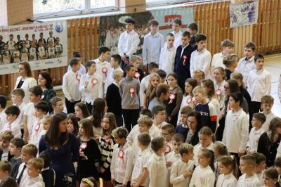 Uczniowie i zaproszeni goście obserwują występ na scenie