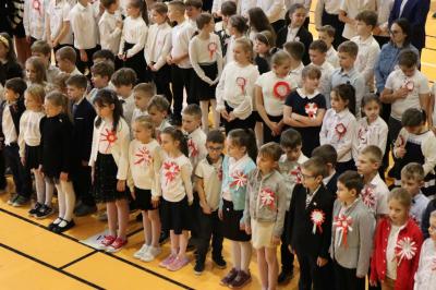 Uczniowie i zaproszeni goście obserwują występ na scenie