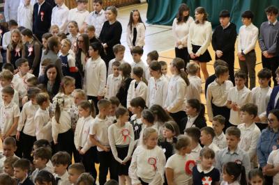 Uczniowie i zaproszeni goście obserwują występ na scenie