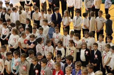 Uczniowie i zaproszeni goście obserwują występ na scenie