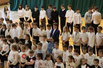 Uczniowie i zaproszeni goście obserwują występ na scenie