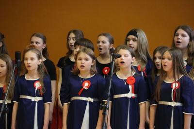 Występ chóru szkolnego