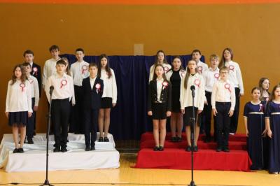 Występ uczniów na scenie