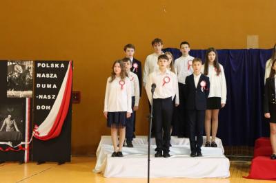 Występ uczniów na scenie