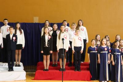 Występ uczniów na scenie