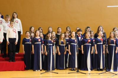 Występ uczniów na scenie