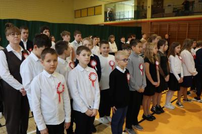 Uczniowie i zaproszeni goście obserwują występ na scenie