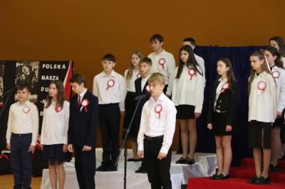 Występ uczniów na scenie