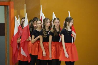 Występ uczniów na scenie