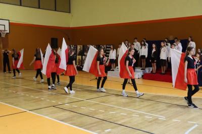 Występ uczniów na scenie