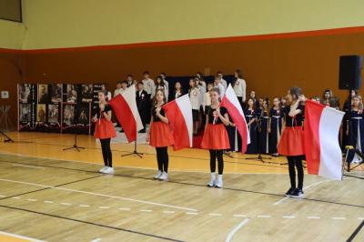 Występ uczniów na scenie