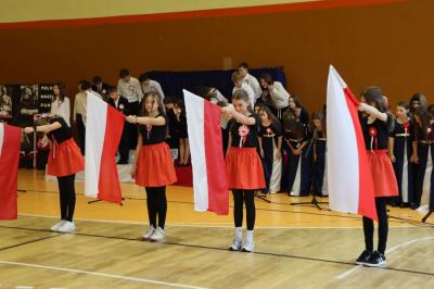 Występ uczniów na scenie