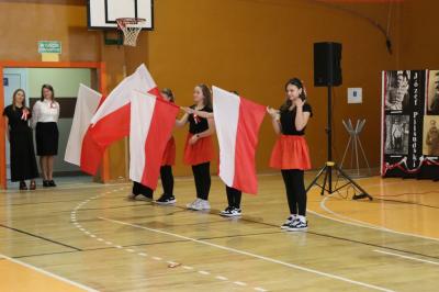 Występ uczniów na scenie