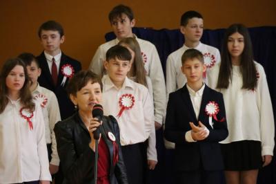 Występ uczniów na scenie