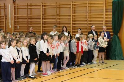 Uczniowie obserwują występ na scenie