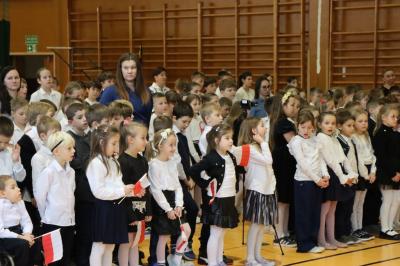 Uczniowie obserwują występ na scenie