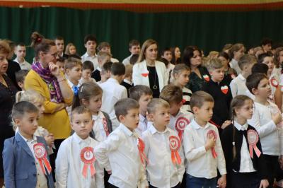 Uczniowie obserwują występ na scenie