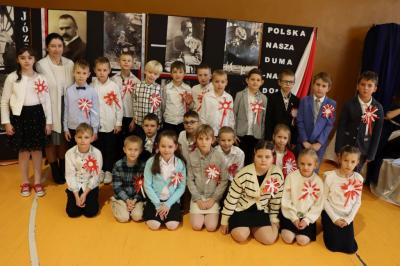 Uczniowie obserwują występ na scenie