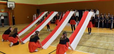 Występ na scenie - taniec z flagami