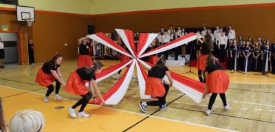 Występ na scenie - taniec z flagami