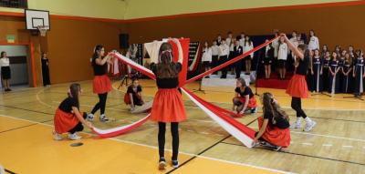 Występ na scenie - taniec z flagami