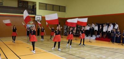 Występ na scenie - taniec z flagami