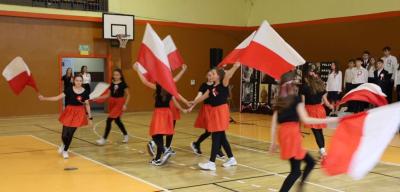 Występ na scenie - taniec z flagami