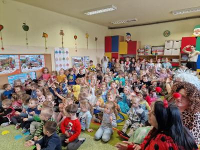 dzieci z wszystkich grup podczas rozdania nagród