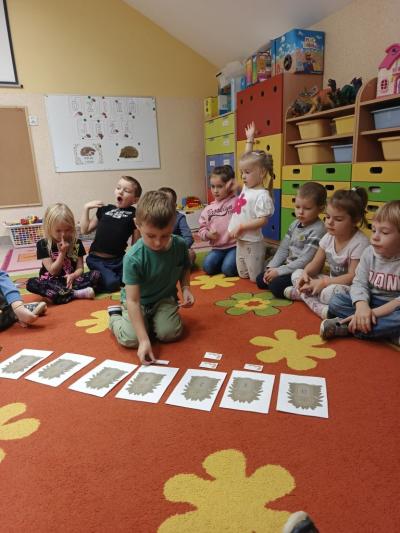 dzieci podczas zabaw matematycznych