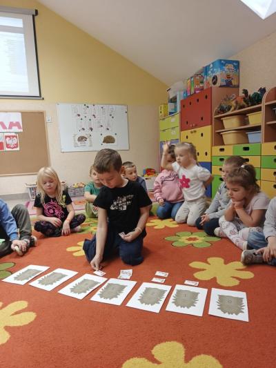 dzieci podczas zabaw matematycznych