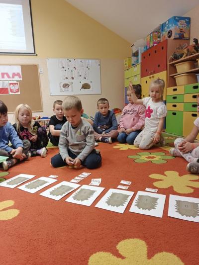 dzieci podczas zabaw matematycznych