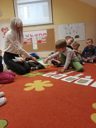 dzieci podczas zabaw matematycznych