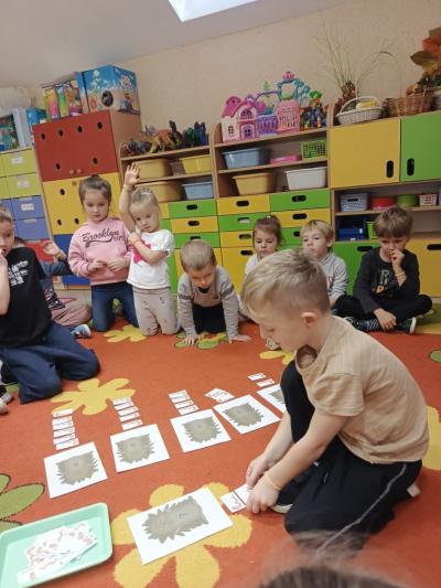 dzieci podczas zabaw matematycznych