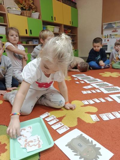 dzieci podczas zabaw matematycznych