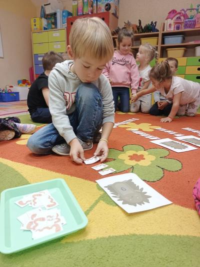 dzieci podczas zabaw matematycznych