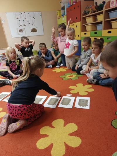 dzieci podczas zabaw matematycznych