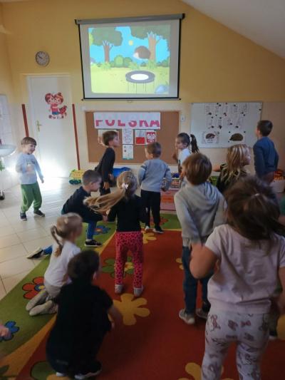 dzieci podczas zabawy muzyczno- ruchowej