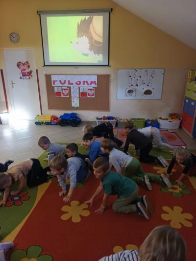 dzieci podczas zabawy muzyczno- ruchowej