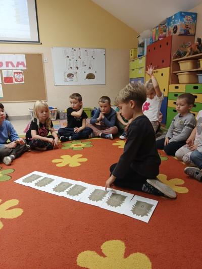 dzieci układające jeże