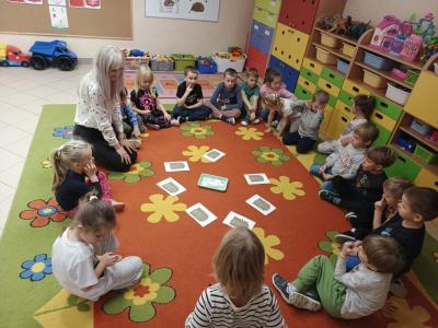 dzieci układające jeże