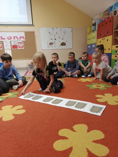 dzieci układające jeże