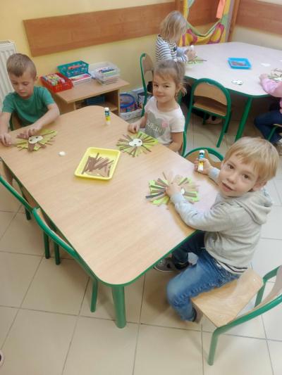 dzieci wykonujące pracę plastyczną